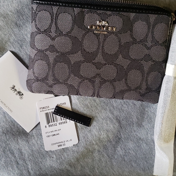 Corner zip coach wristlet - Picture 2 of 3